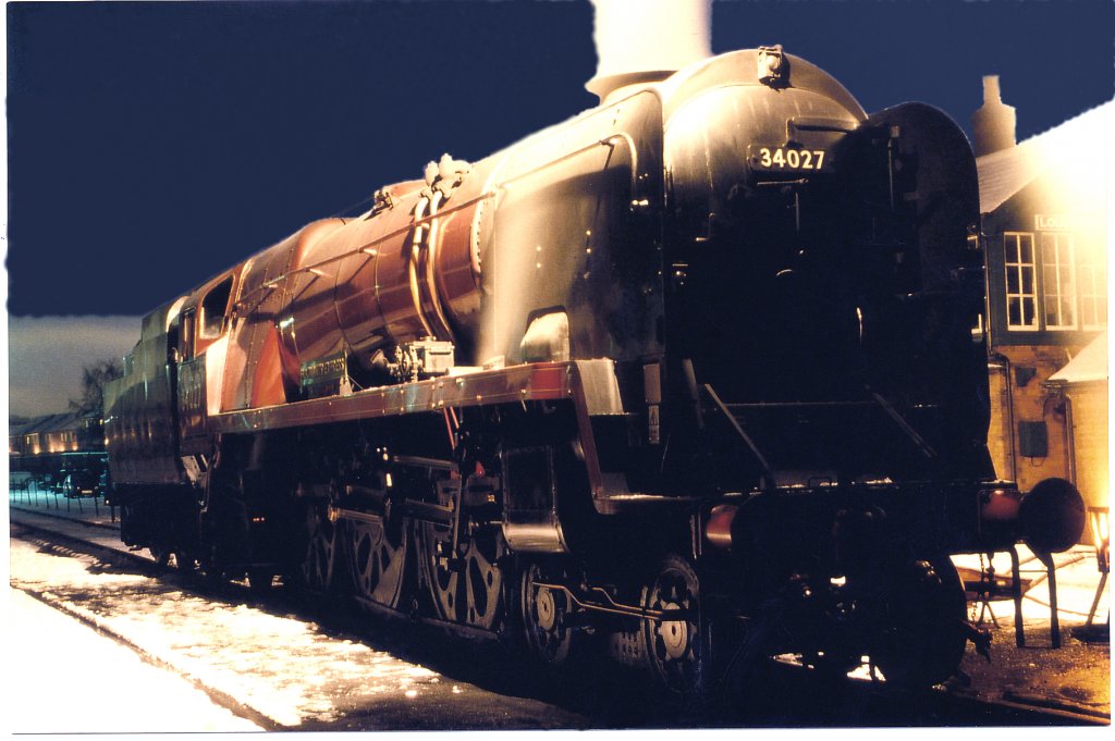 Schnellzug Dampflok der West Country Class Nr 34027  Taw Valley  in
Harry Potter Hogwarts Express Farbgebung aufgenommen in Loughborough
auf der Great Central Railway im Dezember 2000.