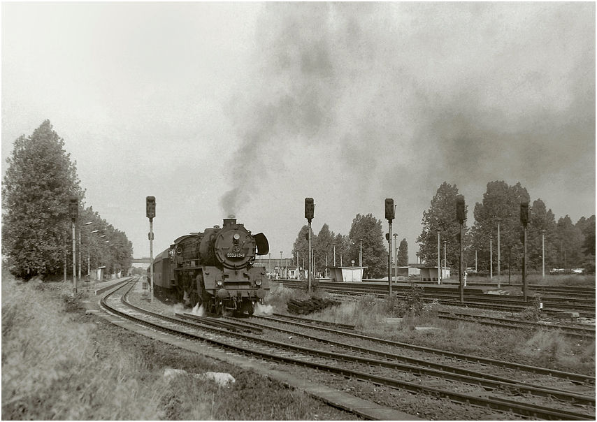 Schnellzug nach Leipzig bei der Abfahrt in Berlin-Schnefeld, 1977