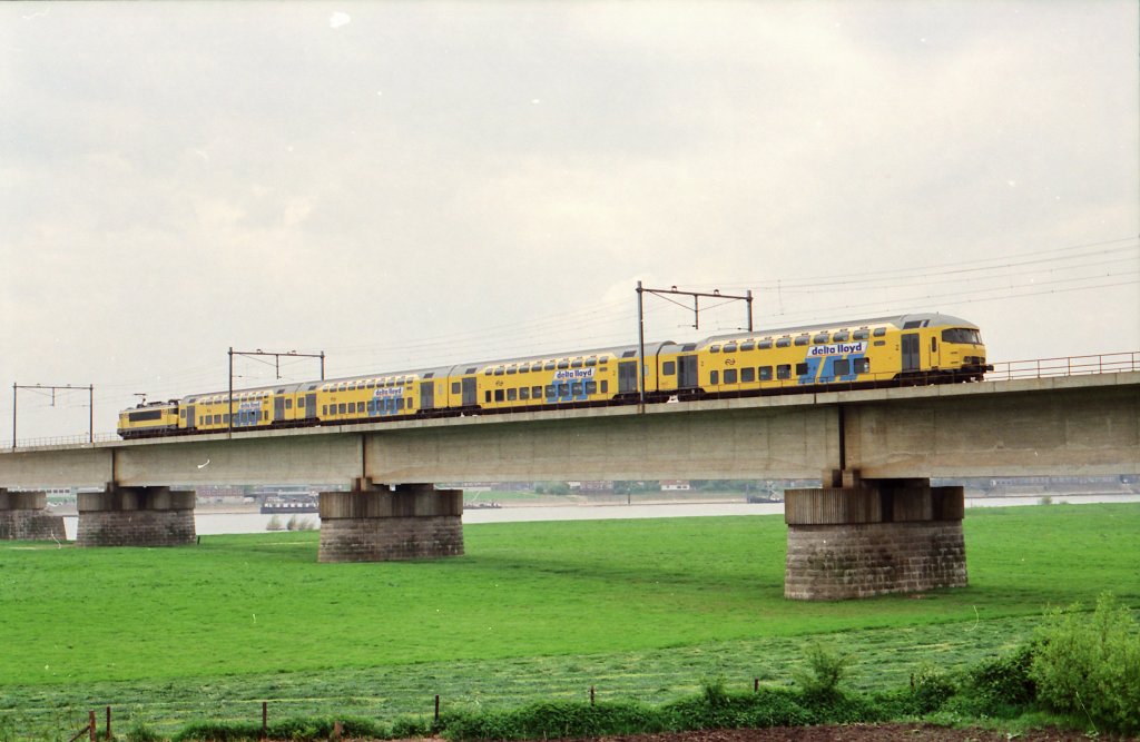 Schnellzug oder IR(Roosendaal-Zwolle) bestehe aus DDm-wagen passiert die Waalbrucke bei Nijmegen-Lent, neunziger Jahre.