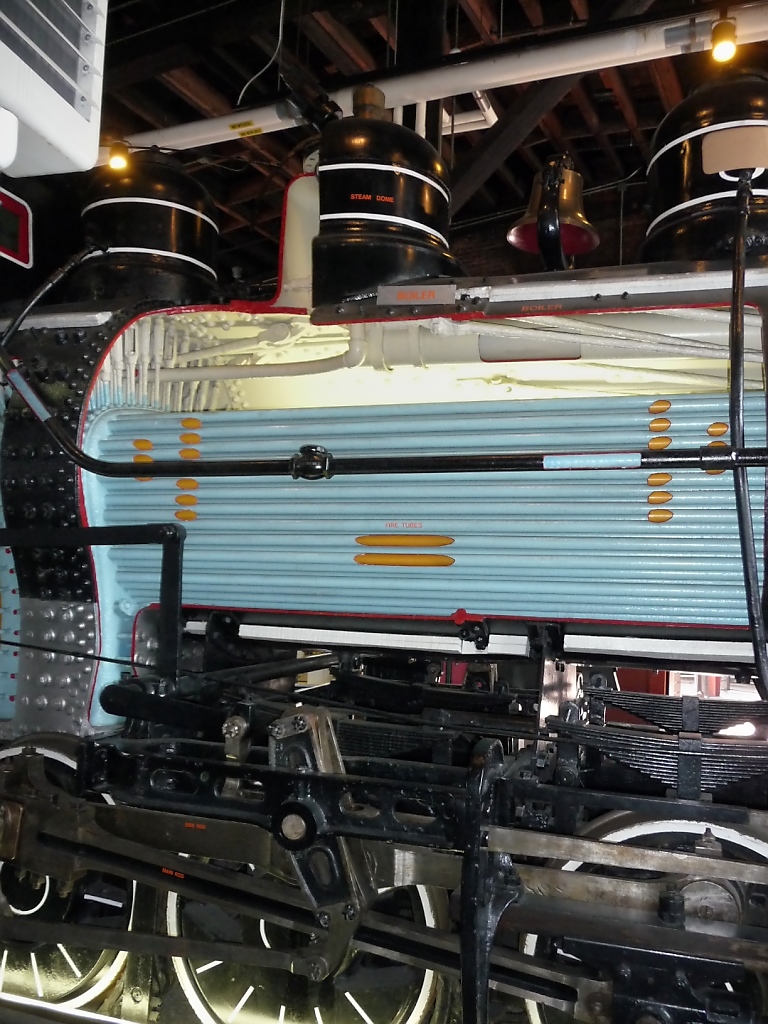 Schnitt durch eine Dampflok, Kessel mit Dom und Rauchrohren.
 Steamtown  Scranton, PA (4.6.09). 