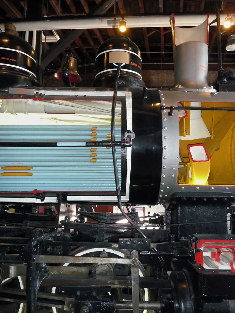 Schnitt durch eine Dampflok, �bergang vom Kessel zur Rauchkammer, dar�ber der Sandkasten mit Sandfallrohr. 
 Steamtown  Scranton, PA (4.6.09). 