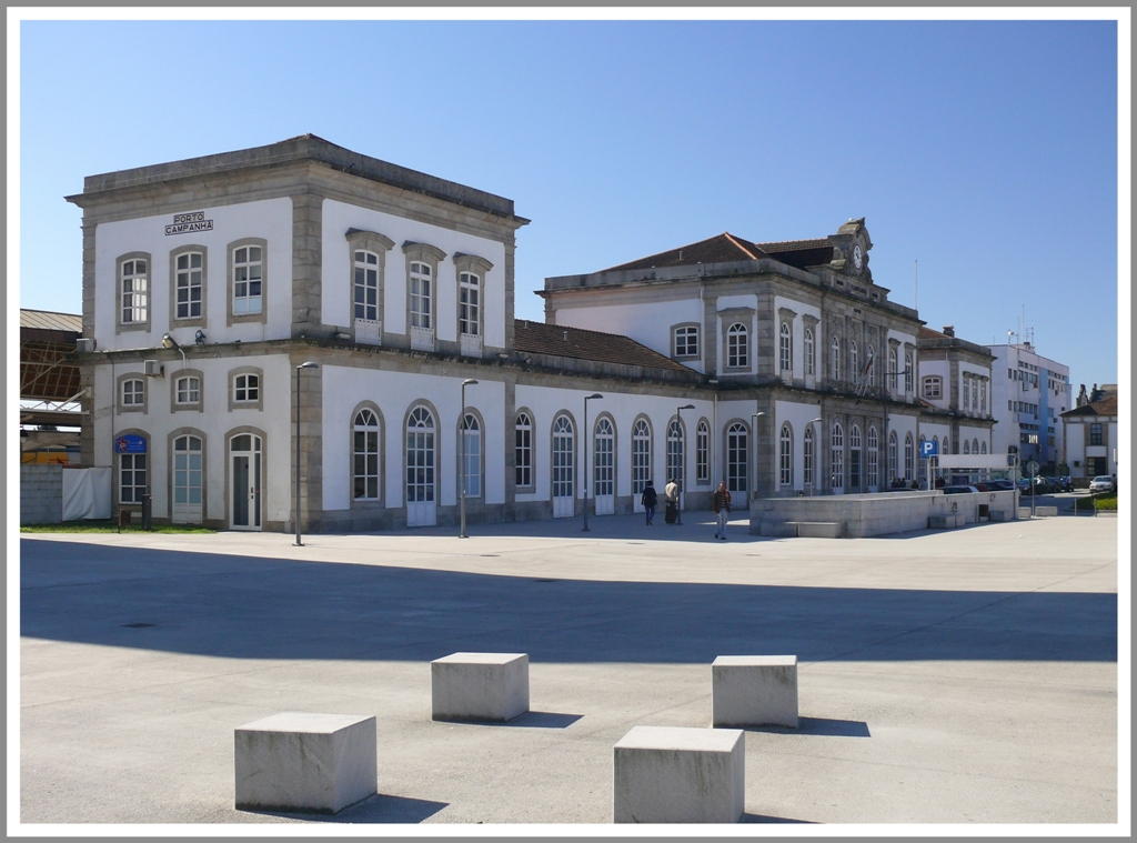 Schnrkellos und sehr gepflegt prsentiert sich das alte Bahnhofgebude von Porto Campanh. Geschickt wurden hier Metro, S-Bahn und Fernverkehr verknpft. (15.05.2011)