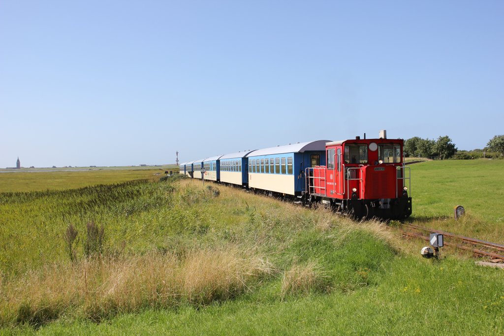 SCHMA 399 107-2 brummt mit ihrem Zug in Richtung Bahnhof. Wangerooge, 16.08.2012.

