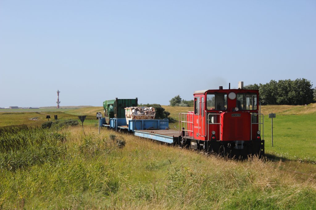 SCHMA 399 107-2 schiebt einen Mllzug zum Westanleger. Wangerooge, 16.08.2012.