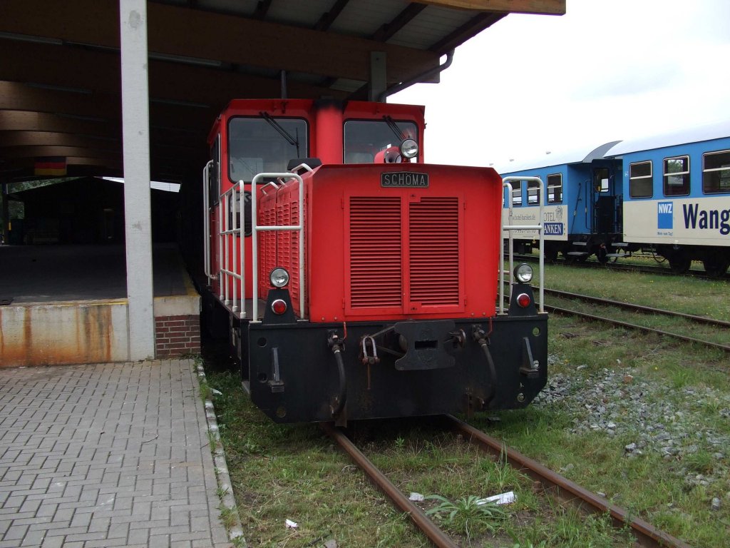 SCHMA 399 107-2 steht auf dem Abstellgleis hinter dem Wangerooger Bahnhof. Dieses Gleis ist frei zugnglich! Aufgenommen am 25.08.2008