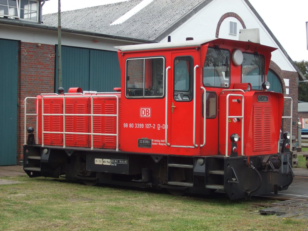 SCHMA 399 107-2 steht vor dem Lokschuppen im Bahnhof Wangerooge abgestellt. 10.08.2011.