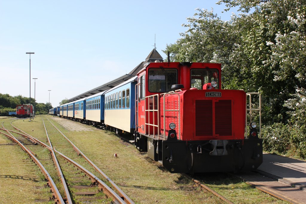 SCHMA 399 108-0 ist gerade mit einem Zug vom Anleger im Bahnhof angekommen; im Hintergrund pausiert SCHMA 399 107-2. Wangerooge, 15.08.2012.
