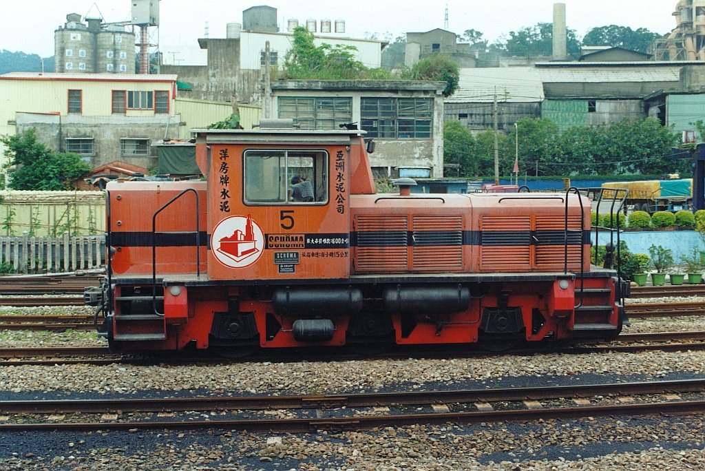 Schma-Lok Nr.5 der dortigen Anschlubahn im Bf. Jiou Zan Tou am 20.Mai 2005.