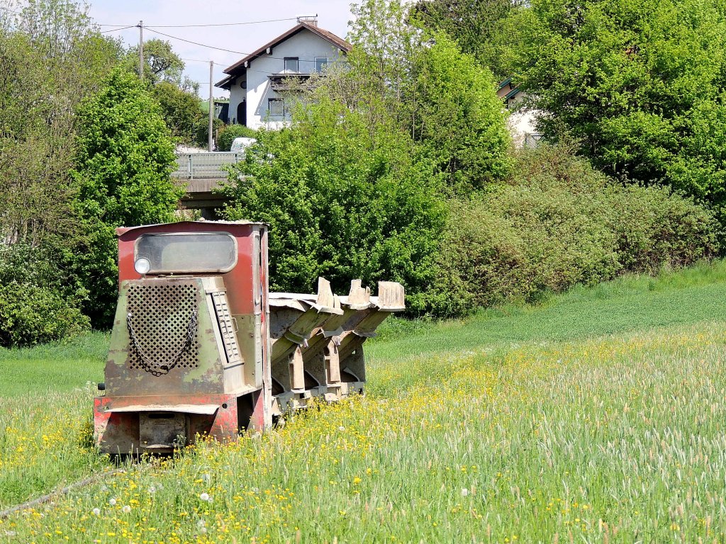 SCHMA-Lok schiebt die leeren Loren auf der Feldbahn-DANREITER Richtung Lehmgrube; 120504