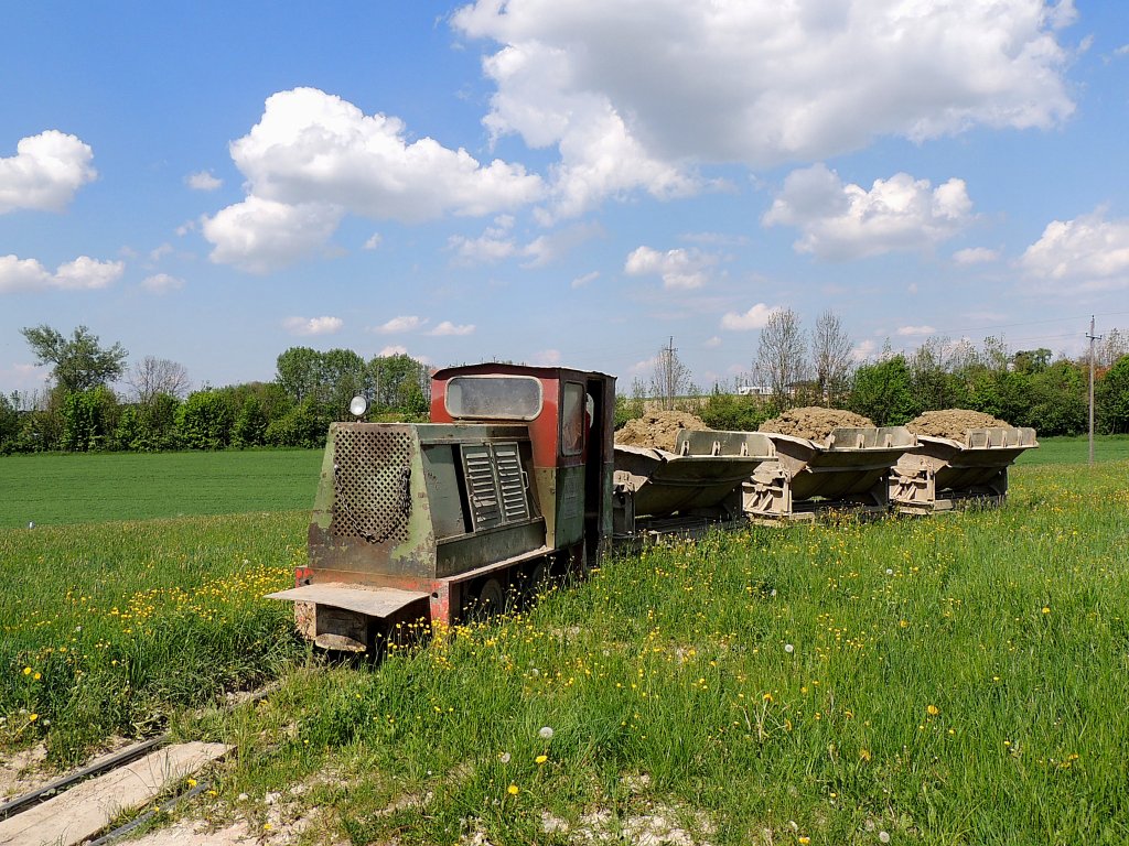SCHMA-Lok zieht die randvoll beladenen Loren auf der Feldbahn-DANREITER ins Ziegelwerk; 120504