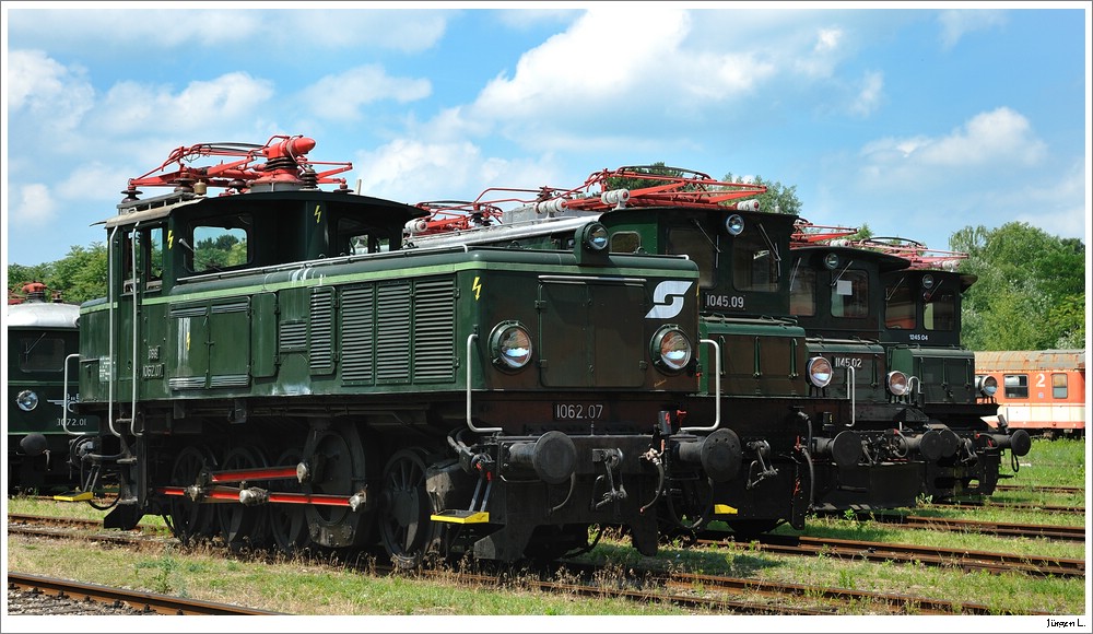 Schn aufgereiht anlsslich der E-Loktage prsentieren sich im EB-Museum Strasshof 1062.07, 1045.09, 1145.02 und 1245.04. Im Hintergrund 1072.01; 13.6.2011