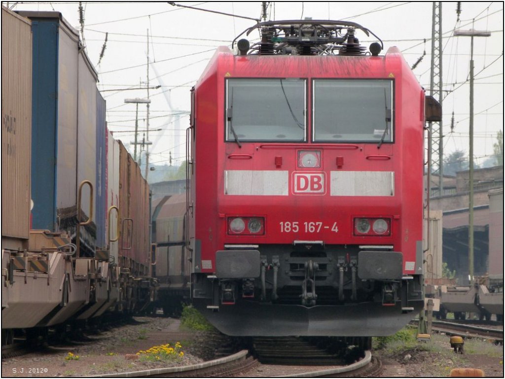 Schn neben den Lwenzahn geparkt,ergab die 185 167-4 ein willkommenes Motiv.
Location: Aachen Westbahnhof im Mai 2012.