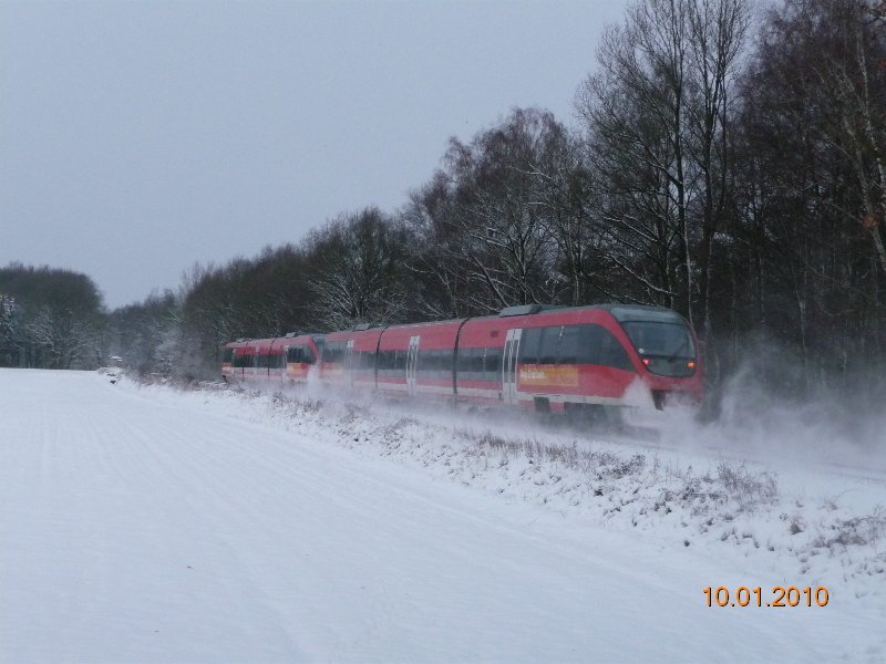 Schn zieht der 29012 ein Schneeschleier hinter sich her.