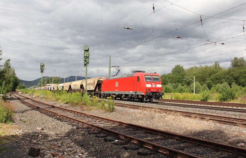 Sch�ne Lichtstimmung und ungew�hnlicher Zug. 185 053-6 mit Getreidezug in Fahrtrichtung S�den. Aufgenommen am 21.07.2012 in Eschwege West.