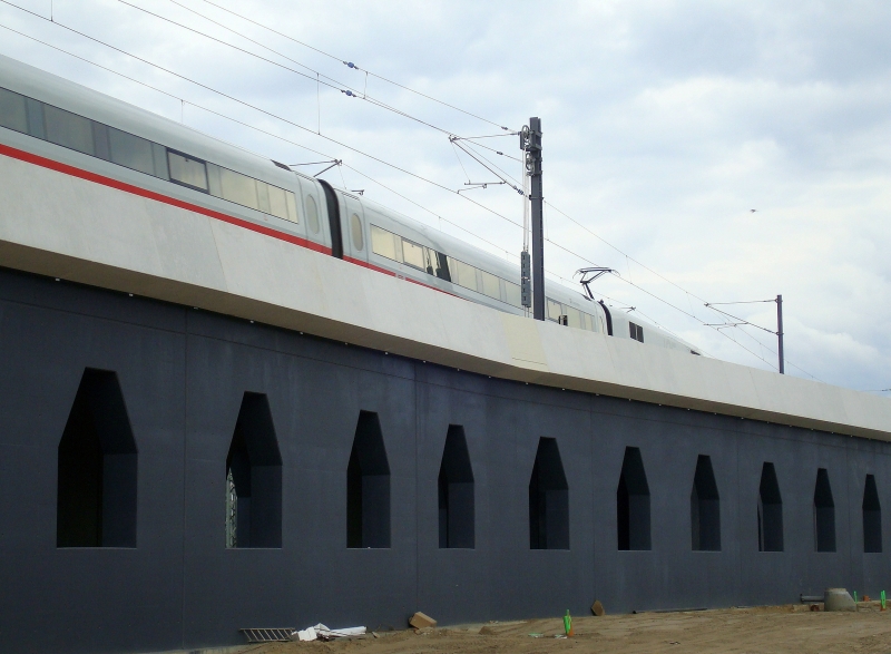 Schne neue Bahnwelt...? Ein finsteres Beton-Band ersetzt die einst aus Backstein gemauerte Pfeilerbahn entlang der Elbe Richtung Sden. Die Deutsche Bahn AG lie das Traditionsbauwerk abreien. Hamburg, 6.6.2009