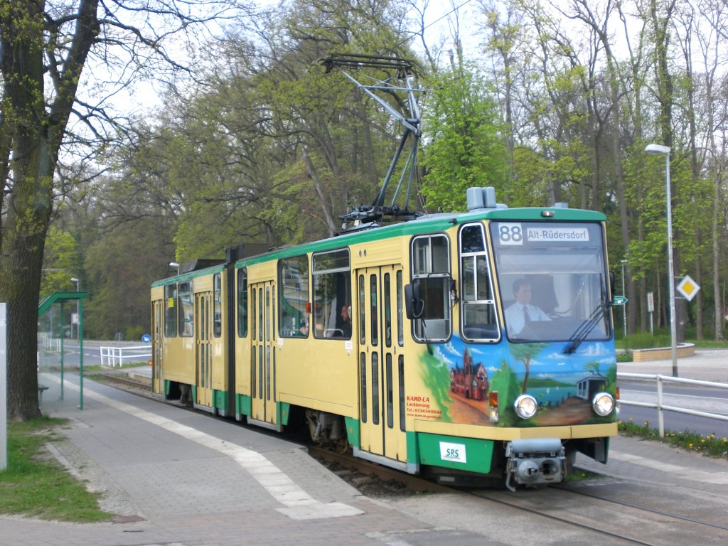 Schneiche: Straenbahnlinie 88 nach Alt-Rdersdorf an der Haltestelle Dorfaue.(18.4.2011)