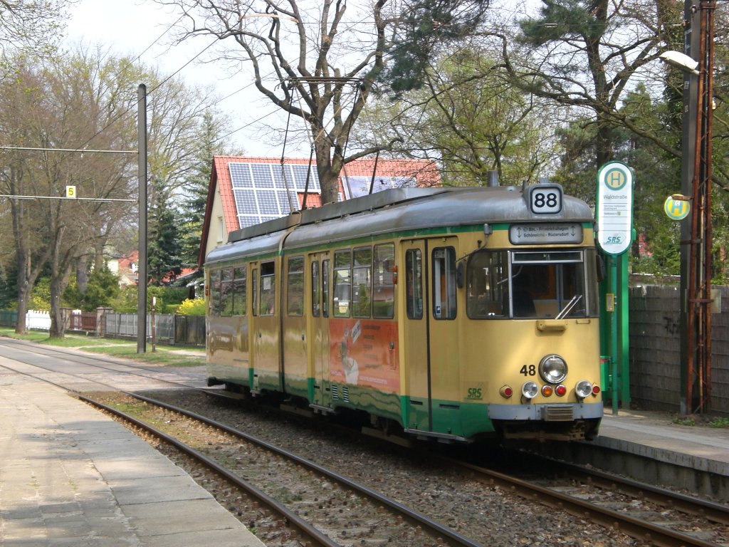 Sch�neiche: Stra�enbahnlinie 88 nach Alt-R�dersdorf an der Haltestelle Sch�neiche Waldstra�e.(18.4.2011)