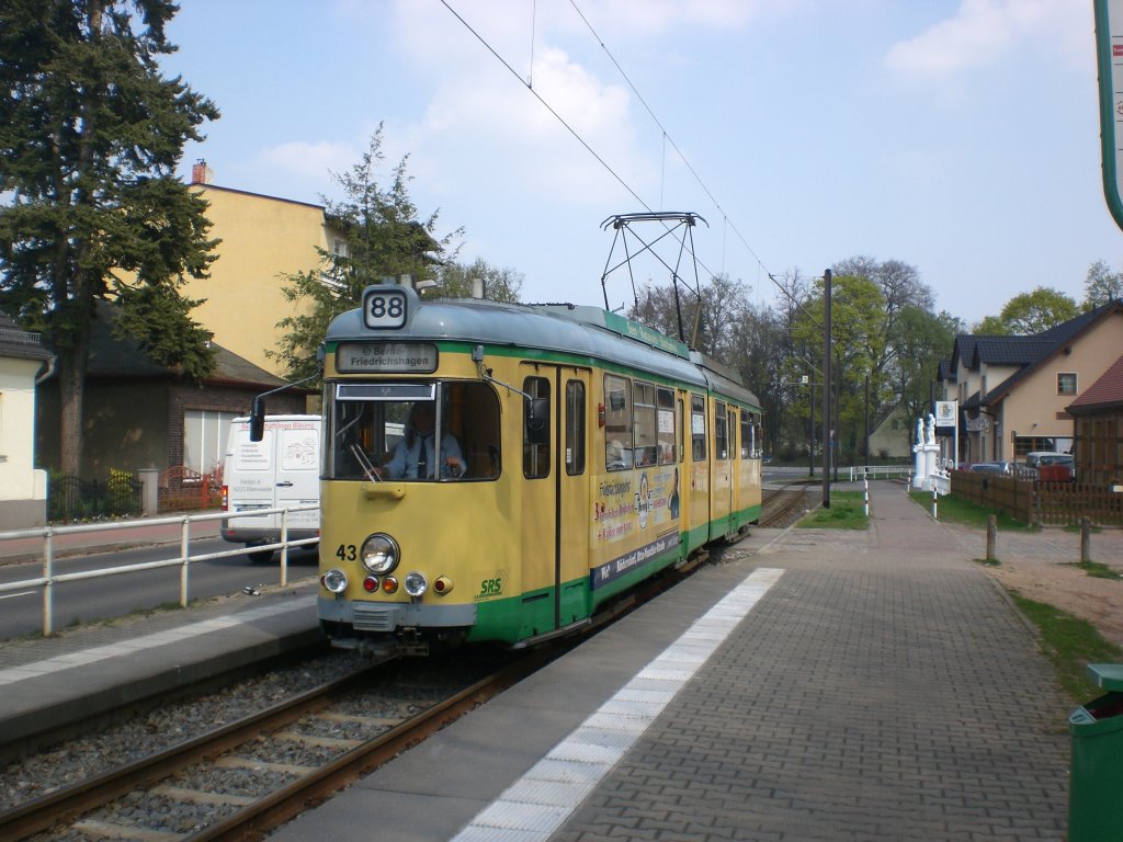 Schneiche: Straenbahnlinie 88 nach S-Bahnhof Berlin-Friedrichshagen an der Haltestelle Dorfstrae.(18.4.2011)