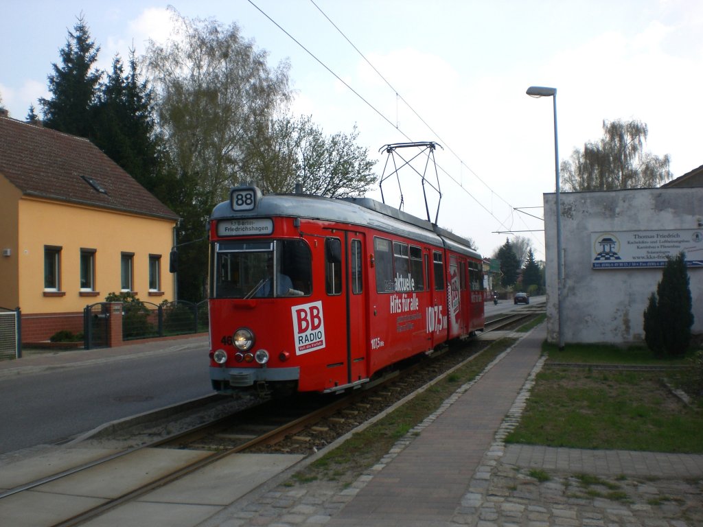 Schneiche: Straenbahnlinie 88 nach S-Bahnhof Berlin-Friedrichshagen nahe der Haltestelle Dorfaue.(18.4.2011)