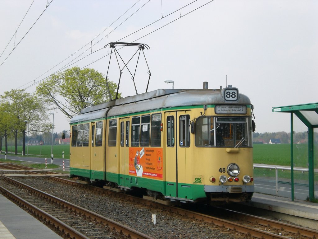 Schneiche: Straenbahnlinie 88 nach S-Bahnhof Berlin-Friedrichshagen an der Haltestelle Jgerstrae.(18.4.2011)