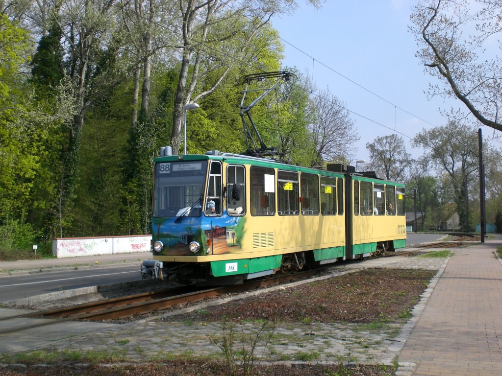Schneiche: Straenbahnlinie 88 nach S-Bahnhof Berlin-Friedrichshagen nahe der Haltestelle Schneiche Dorfstrae.(18.4.2011)