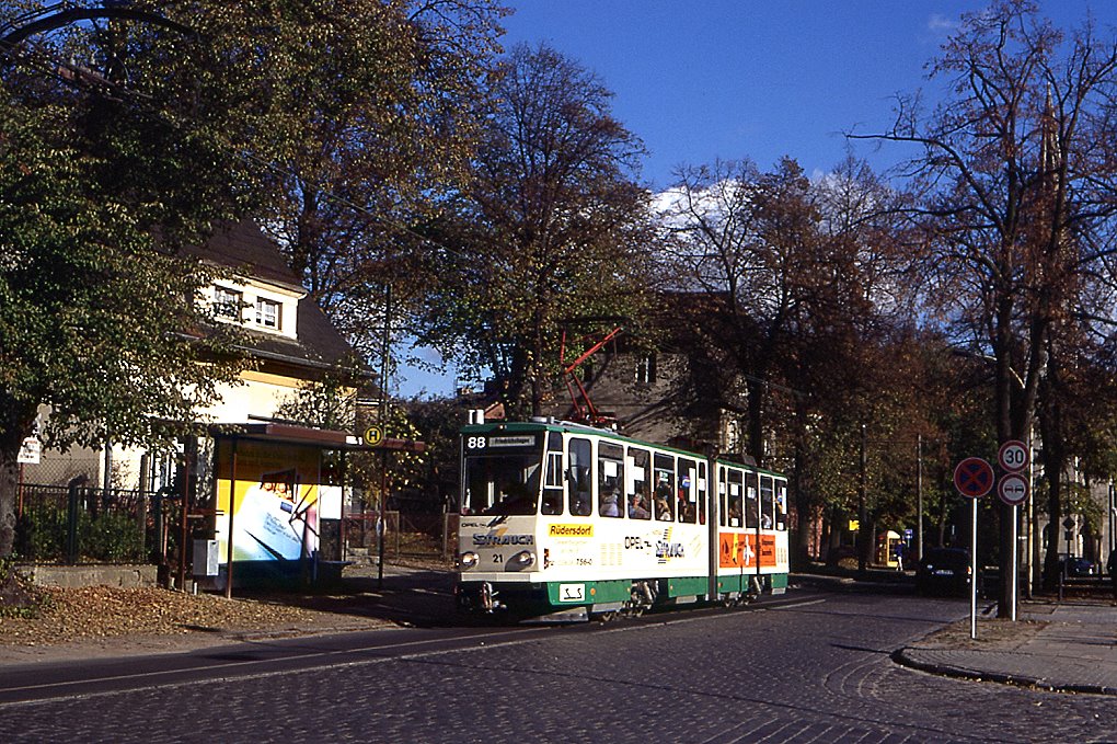 Schneiche Tw 21 in Rdersorf unterwegs in Richtung Schneiche, 27.10.1997.