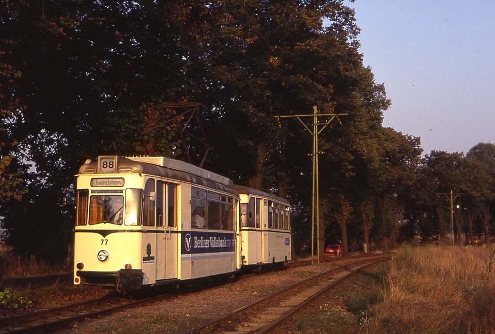 Sch�neiche Tw 77 mit Bw 109 an der Kalkberger Stra�e zwischen R�dersdorf und Sch�neiche, 09.10.1991.