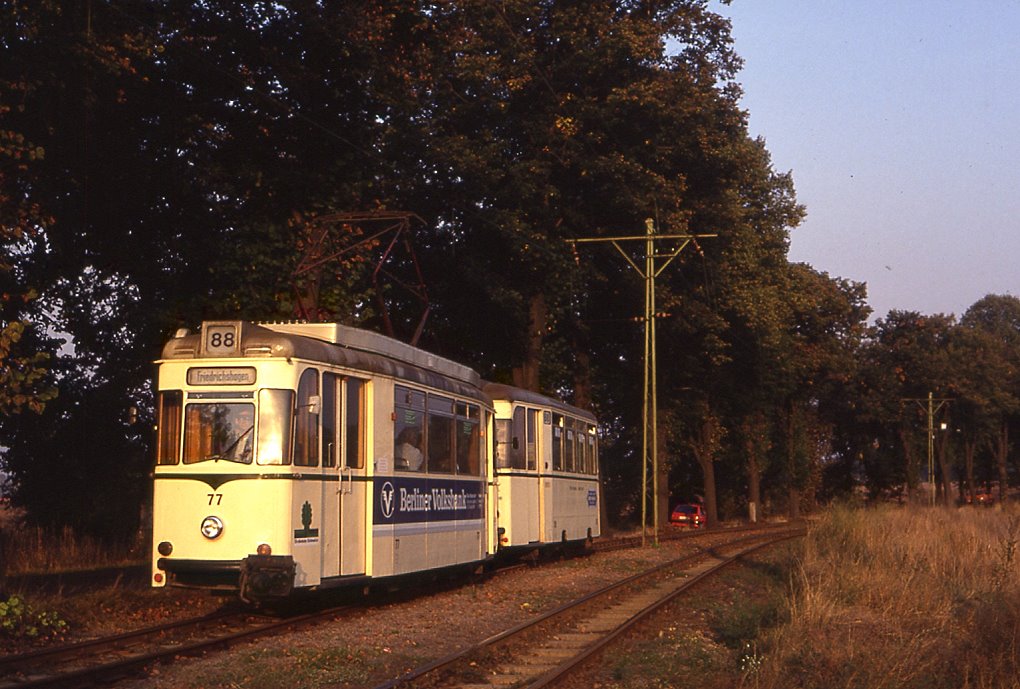 Schneiche Tw 77 mit Bw 109 an der Kalkberger Strae zwischen Rdersdorf und Schneiche, 09.10.1991.