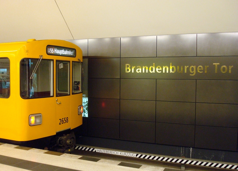 Schner Kontrast: die gelbe BVG der 80er Jahre trifft auf Luxusbahnhof des 21. Jahrhunderts. U-Bahnhof Brandenburger Tor, 19.7.2011