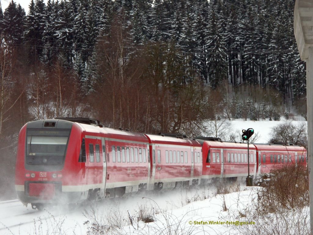 Schner Winternachschuss in OBerfranken an der Kurve vor dem Ort Dhlau. Eine 612er Doppeleinheit rauscht Richtung Oberkotzau. Foto gelang am 2.2.2010 unter einer Brcke durch, rechts noch der Pfeiler....
