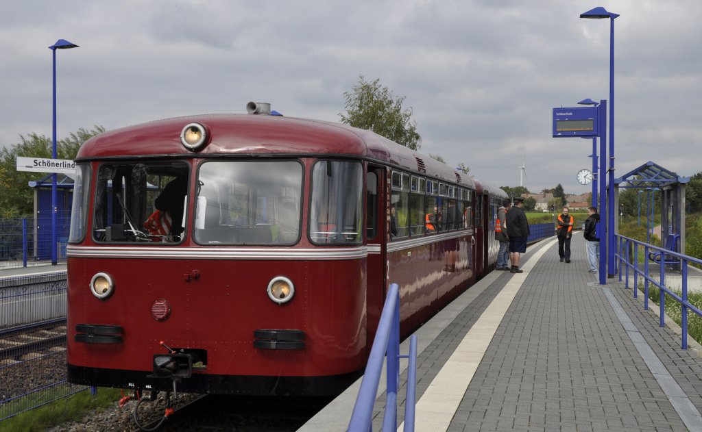Sch�nerlinde, 01.10.10, der VT 95 der BEF unterwgs nach Bln-Lichtenberg zum Fest
 175 Jahre deutsche Eisenbahn . In Sch�nerlinde wartet er auf Kreuzung mit der NEB. 