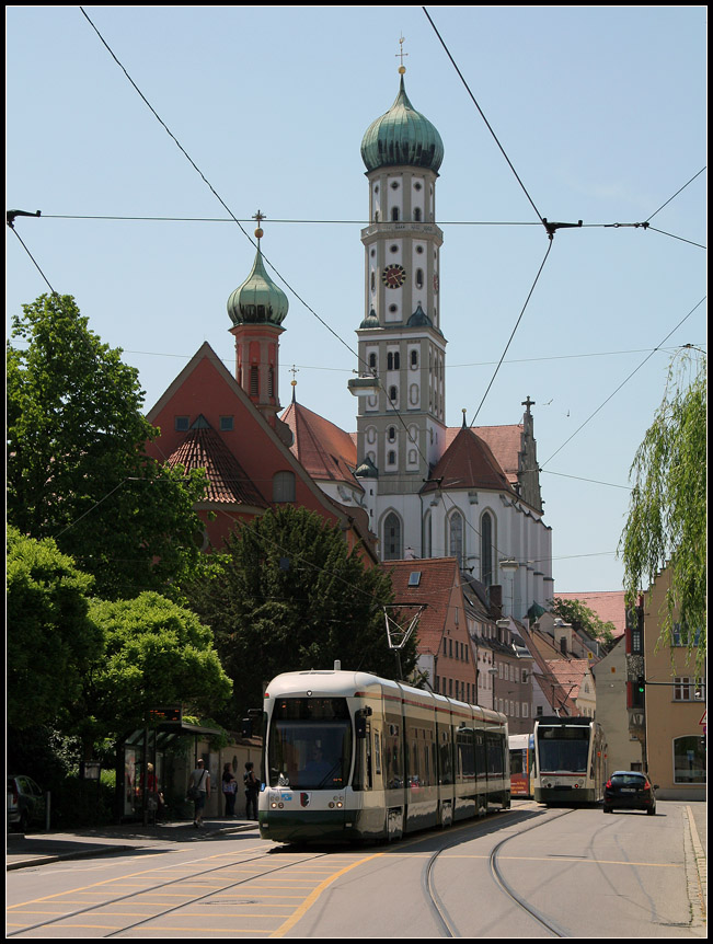 Schönes Augsburg II - 

Zwei Straßenbahnzüge begegnen sich in der Margaretenstraße unterhalb der Basilika St. Ulrich und Afra. Auch dieser Streckenabschnitt gehört zu der sonst nicht im Linienverkehr befahrenen Betriebstrecke. 

26.05.2012 (M)