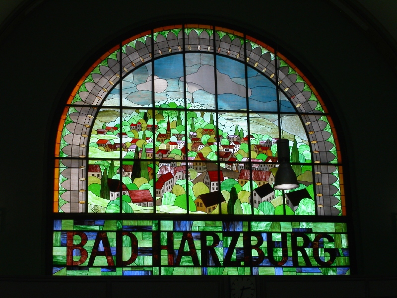 Schnes Bleiglasmotiv in der Bahnhofshalle von Bad Harzburg.
Foto aufgenommen im Sept-2004