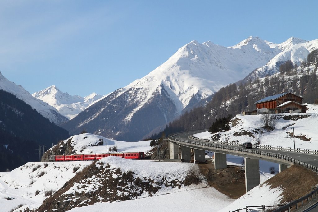 Schnes Winterbild mit RE 1232 in Richtung Sagliains. Im Hintergrund vermutlich der Piz Chapisun 2931m. (23.01.2011)