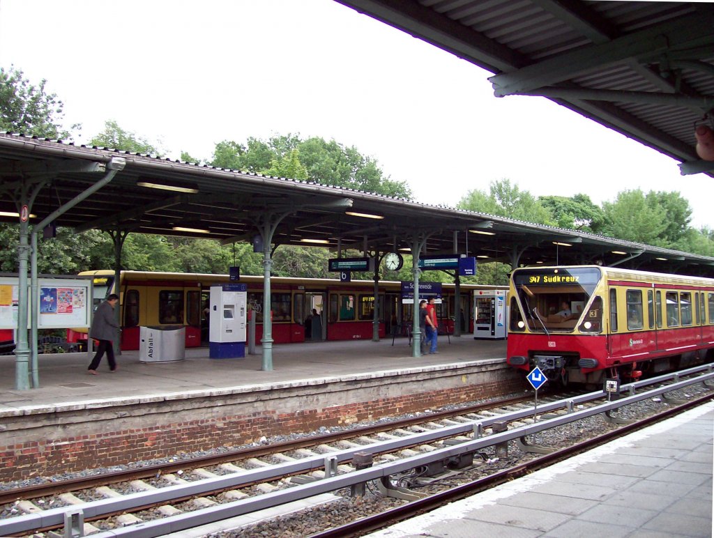 Schneweide (S8,9,46,47 und Regionalbahn), S-Bahnsteig C mit S47 und S8 (07.08.2010)