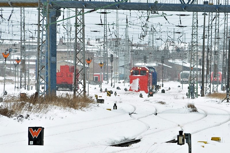 schon bei der Ausfahrt werden kleine Schneeschnanzen ber�umt, PRESS 203 011  mit ihrem Schneepflug im Bf Stralsund am 03.02.2010