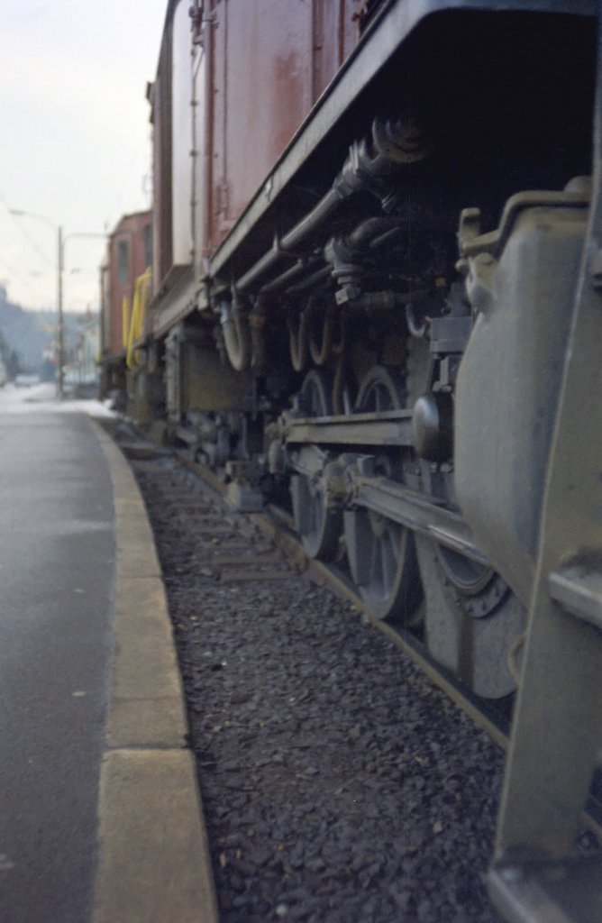 Schon damals etwas gewagtes Motiv: Blick auf 12 Achsen mit Stangenantrieb. Das Gleisbett  gut durchgelt , der Bahnsteighhe etwa 15cm. Die zwei  Hagschlpfer  (sie kamen duch jede Hecke am Strassenrand) vor der Fahrt von Lenzburg nach Beinwil 1976. (Scan von Dia)