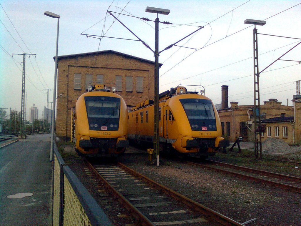 Schon ein lteres Bild, jetzt erst wieder gefunden. Leipzig Hbf. vor Schuppen 7 stehen die TVT 711 103-2 und der 711 117-2 am 11.04.2011