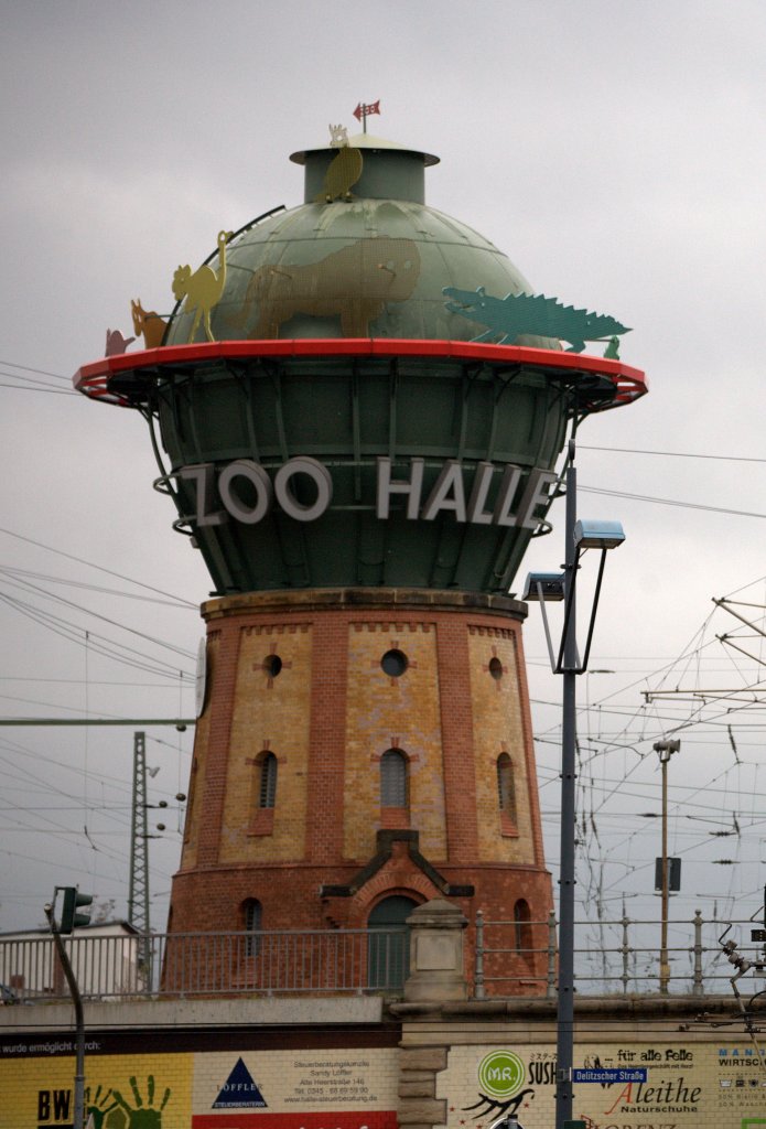 Schon ewig trgt der markante Wasserturm in Halle (Saale) Hbf die Reklame fr den Zoo Halle. Der im Vordergrund stehende Mast der Stadtbeleuchtung strt den freien Blick auf den Turm. Auf einer perspektivisch  gnstigeren Aufnahme ist leider die durch Graffiti verunstaltete 203 006 - 2 mit  abgelichtet, so da der Fotograf sich entschlo dieses Bild einzustellen. Ggf. mu beim nchsten Besuch in Halle  das Motiv besser dargestellt werden. 