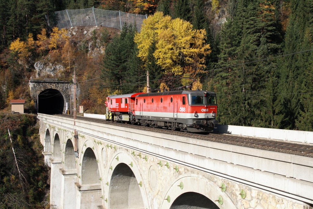 Schon im Herbst werden die Schneepflge wieder an ihre Einsatzorte gebracht. So geschehen am 31.10.2011, als die 1044.049 als 95532 von Knittelfeld nach Wiener Neustadt unterwegs war. Breitenstein