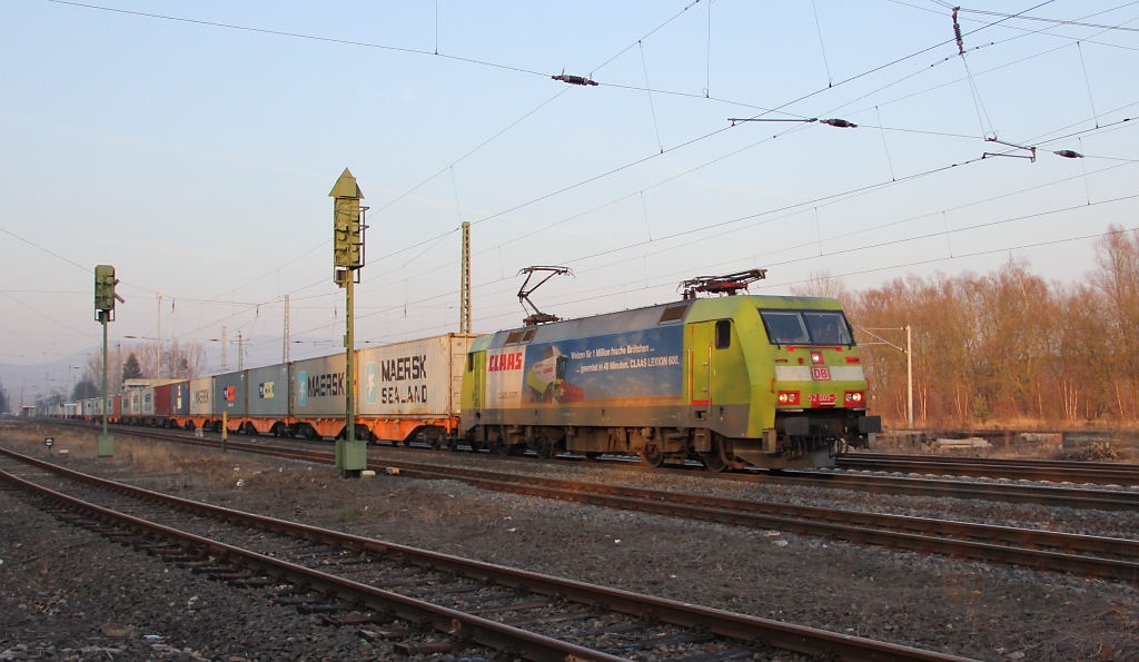 Schon lnger nicht gesehen: 152 005-5 mit Containerzug in Fahrtrichtung Sden. Aufgenommen am 08.02.2012 in Eschwege West.