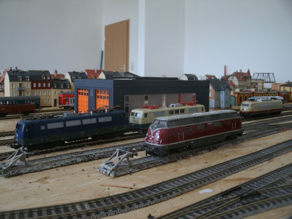 Schon mchtig viele Lok`s sind schon in meinem neuen H0-Bw eingetroffen,wie man sieht kommen auch seltene Gste ins Bw wie die V200 035 oder die 103 124.Aufgenommen am 19.Juni 2013.