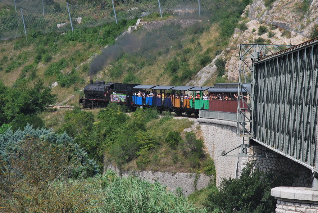 Schon nach kurzer Zeit nach der Ausfahrt aus dem Bahnhof von Anduze berquert der Zug mit der Dampflokomotive 140-C-27 den Fluss Gardon mittels einer groen Brcke (24. August 2011).
