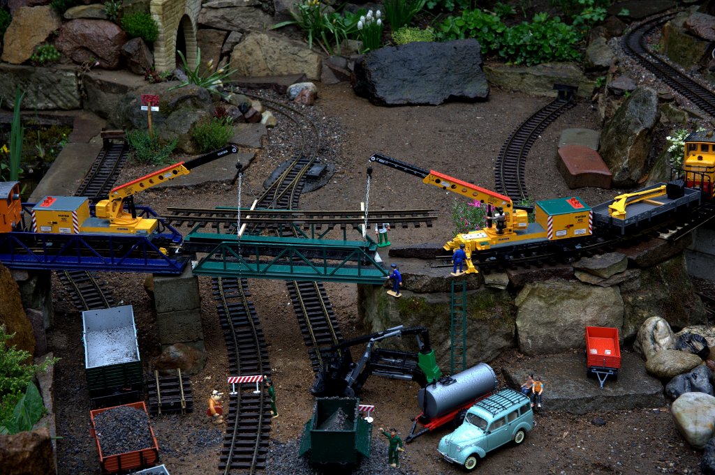 Schon eine Stunde spter (Siehe Bild  682642)  wird das komplette , leicht gebogene Gleisjoch durch 2 MATRA Krne auf die Brcke abgesenkt. 27.04.3013  gegen 11:34 Uhr
Hier als  Luftbildaufnahme 