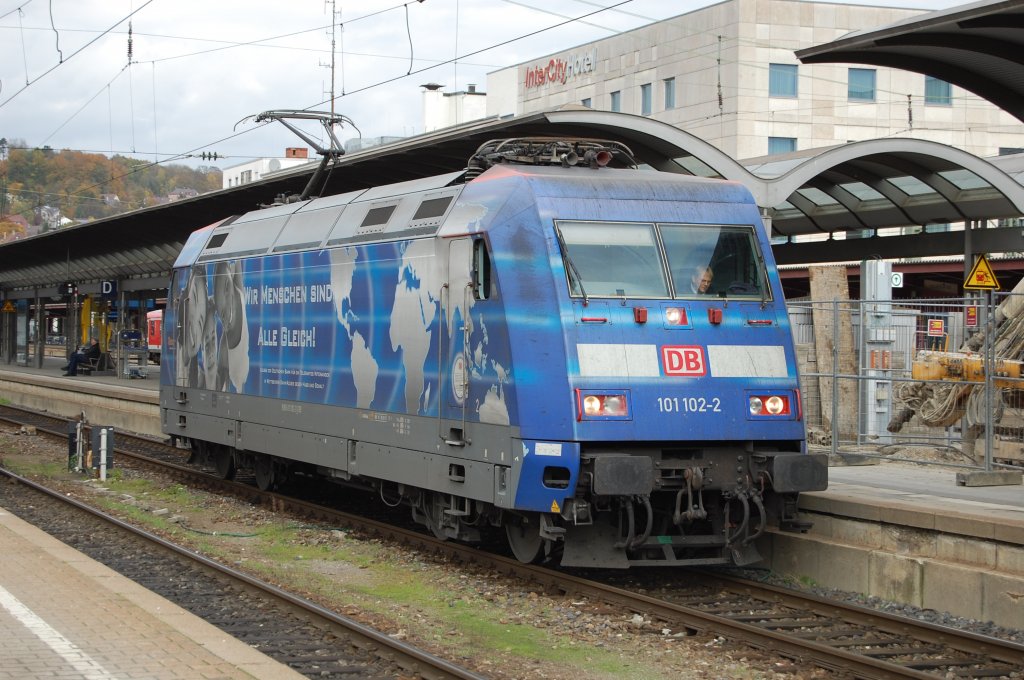 Schon von weitem sah ich, dass sich 'was Blaues nhern wrde. Zuerst tippte ich auf eine Albatros-152, doch dann sah ich, dass sich um die 101 102-2  Wir Menschen sind alle gleich  von DB Fernverkehr handelt. Hier aufgenommen am 26.10.2009 im Ulmer Hbf.