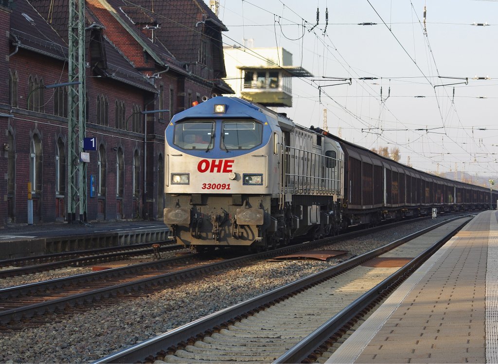 Schon von weitem war 330091 ein Klangerlebnis als er aus Norden bergauf kommend durch Eichenberg brummte. Am Haken 27 voll beladene H-Wagen Aufgenommen am 07.04.2010.