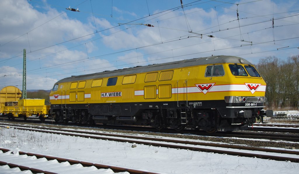 Schon von weitem zu hren war die V320 001-1 mit ihrem Wiebe-Bauzug in Fahrtrichtung Sden. Aufgenommen am 06.03.2010 in Eschwege West.
