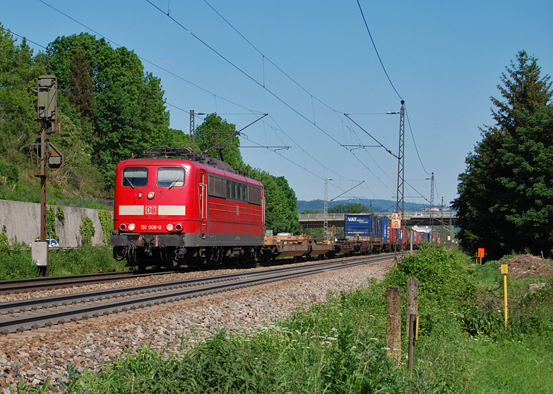 Schon wieder eine 151 im Filstal - Dieses Mal war es 151 008-0, die am 25. Mai 2012 mit einem Zug des KLV (?) bei Gppingen in Richtung Stuttgart unterwegs war.