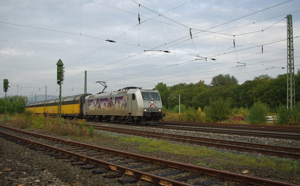 Schon wieder die Huskies. 185 540-2 bespannte am 06.10.2010 einen der BMW-Zge in Richtung Sden. Hier bei Eschwege West.