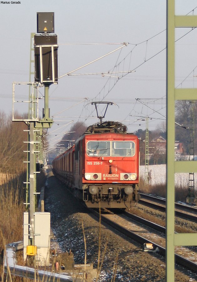 Schon wieder so ein Zug der dann kommt, wenn man keine passende Stelle hat, hier versucht sich 155 258 hinter einem Mast zu verstecken... doch ich war schneller! Esig Geilenkirchen 19.12.09